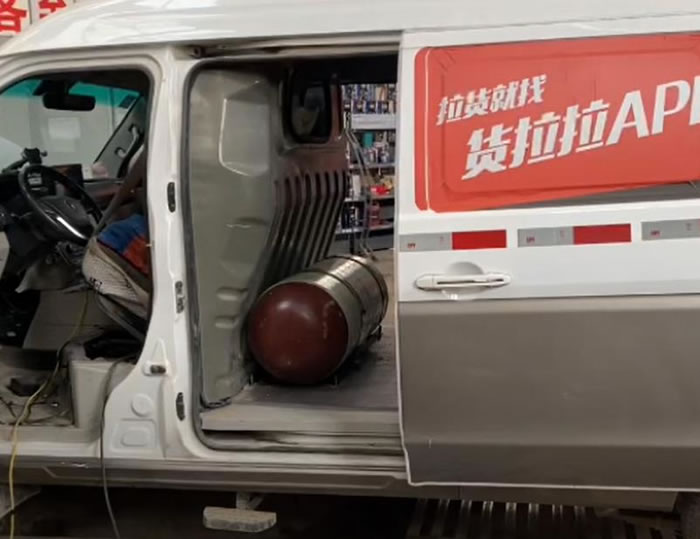 國6貨拉拉面包車正在進(jìn)行天然氣改裝